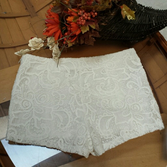 Lace Short***