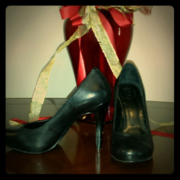 JESSICA SIMPSON BLACK PUMPS