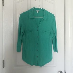 Green Express Button 3/4 sleeve Top!