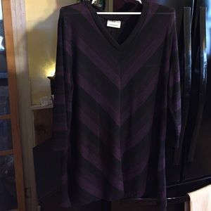 Never worn comfortable goes well with leggings