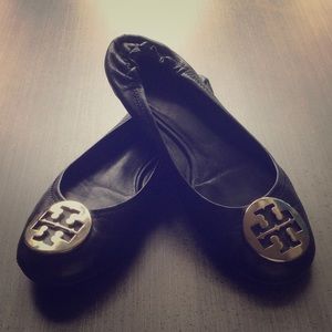 Tory Burch ballet flats with silver logo!