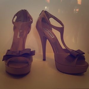 Tstrap with bow patent leather beige peep toe pump