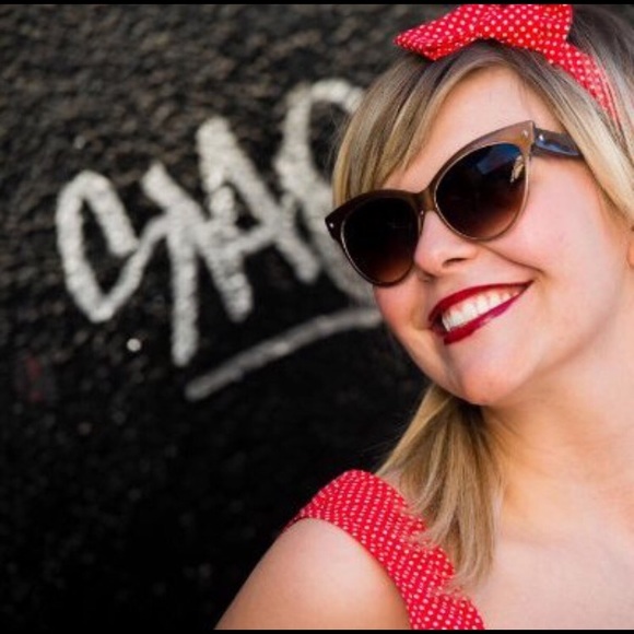 Meet your Posher, Sandy - Picture 2 of 2