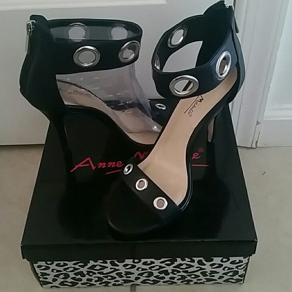Black Heels NEVER worn 2 sizes: 7 & 8