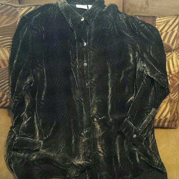 PRICE⬇3x Holiday blouse! Black pattern blouse.