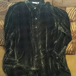 PRICE⬇3x Holiday blouse! Black pattern blouse.