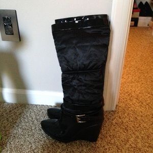 beautiful black winter bcbg boots.