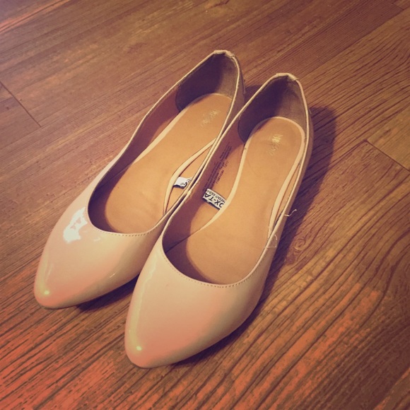 Nude pointed ballet flats