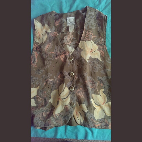 Very unique vest!! On hold for Miss Diana 😌📌