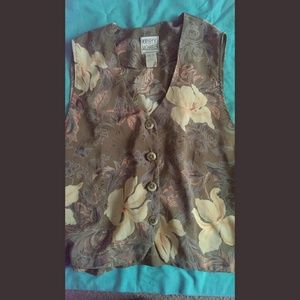 Very unique vest!! On hold for Miss Diana 😌📌