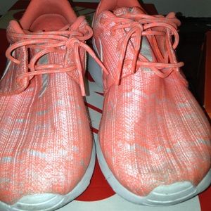 Pink nike roshe runs