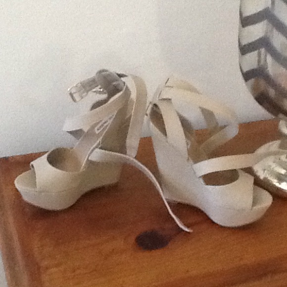 Steve Madden beige natural suede wedge heels 7
