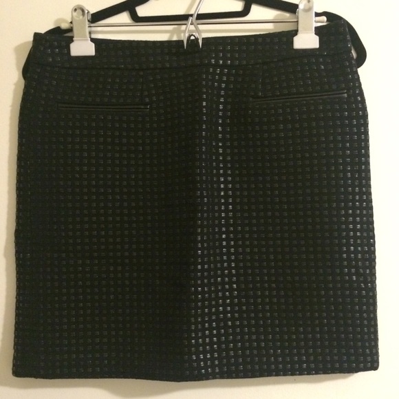 Woven black skirt