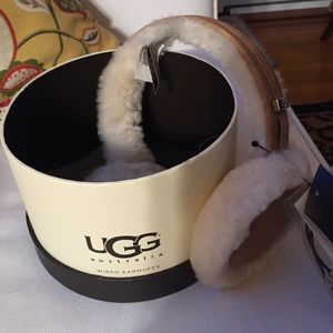 New in box Ugg wired earmuffs, chestnut color