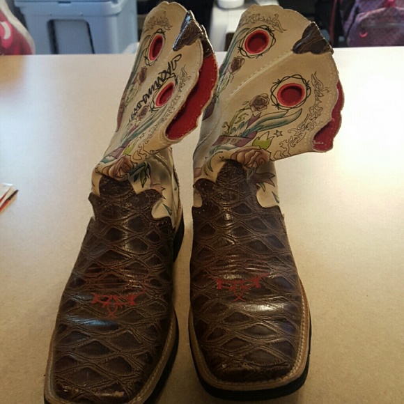 Super cute low Ariat boots