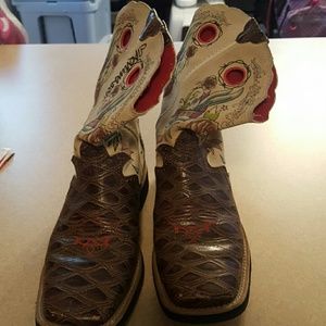 Super cute low Ariat boots