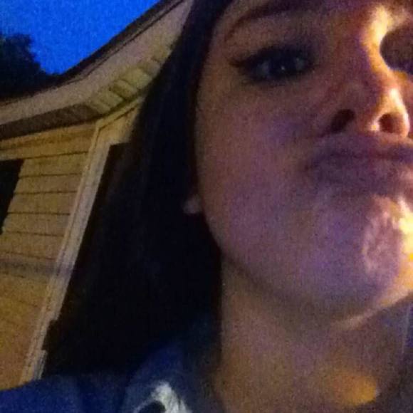 Meet your Posher, Laura - Picture 1 of 3