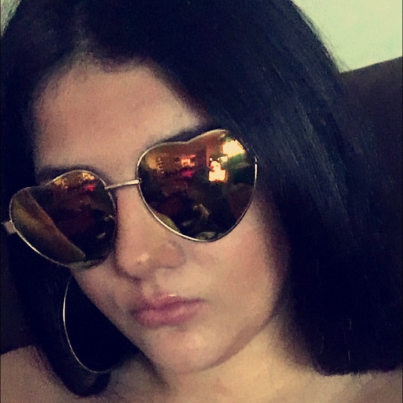 Meet your Posher, Laura - Picture 2 of 3