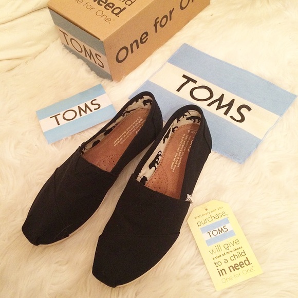 BRAND NEW WITH TAGS Authentic Black TOMS Shoes