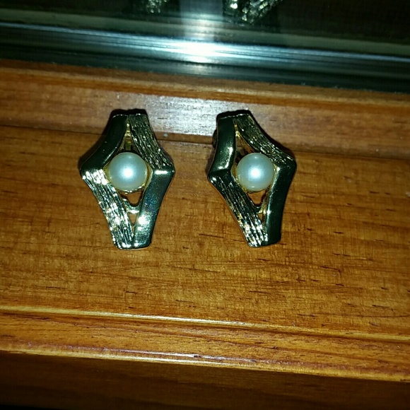 Vintage pearl/gold Clip on earrings