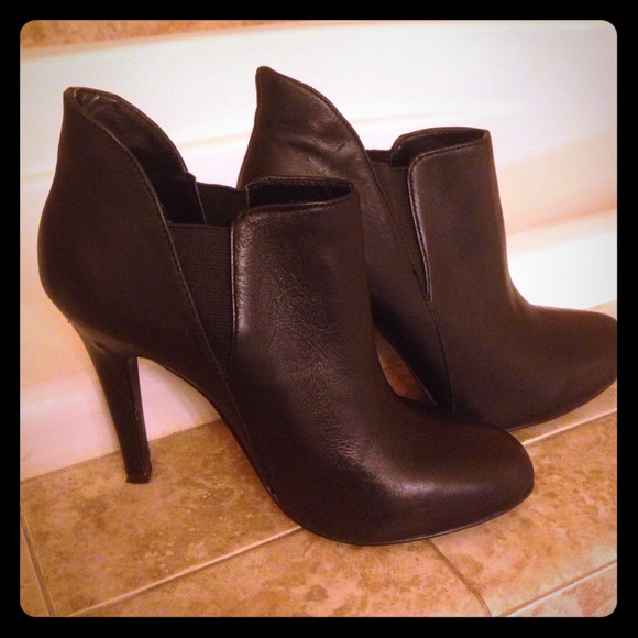 BCBG generation booties