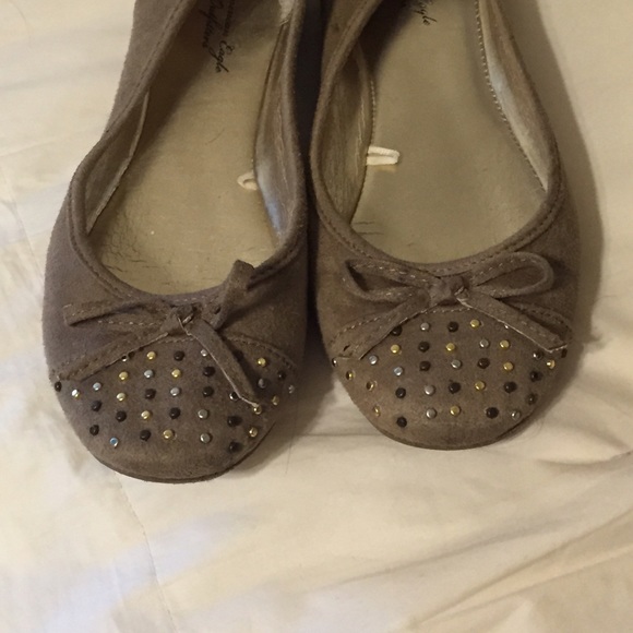 American Eagle pretty taupe flats