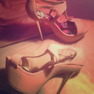Shi peach heels never worn