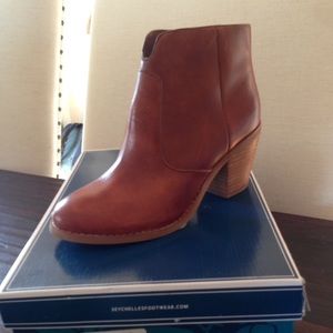 Women's Seychelles ankle boots size 9