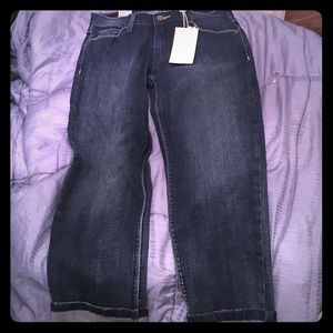 Levis capris