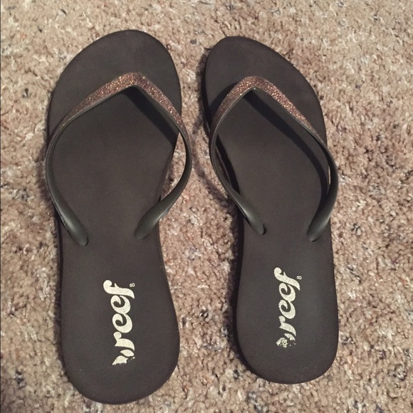 Reef like new flip flops
