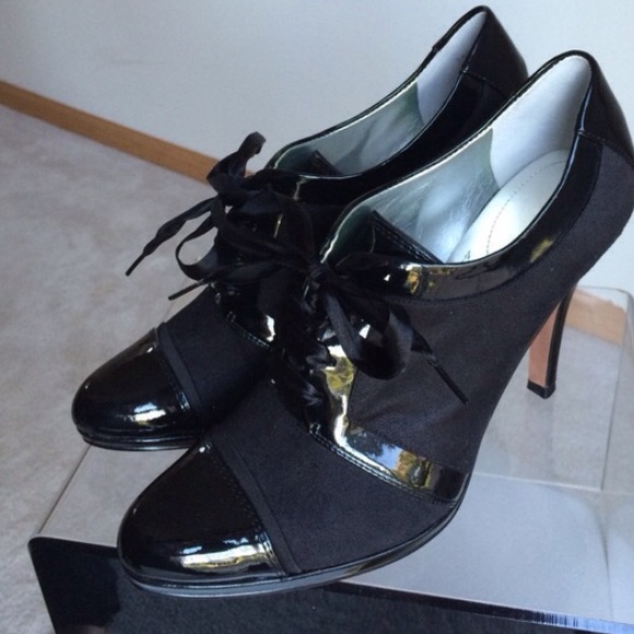 NEW Tahari Black Suede Oxford pumps