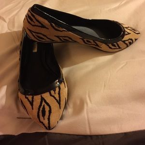 BCBG Black and Tan print flats. NEW Size 9M