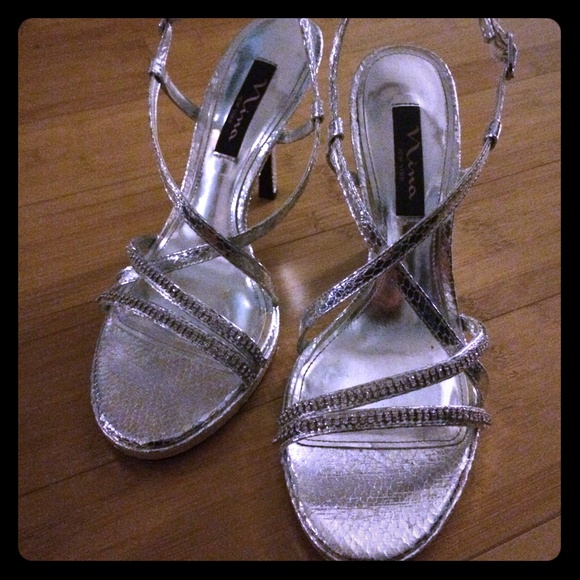 CLEARANCE👉FINAL PRICE Silver heels