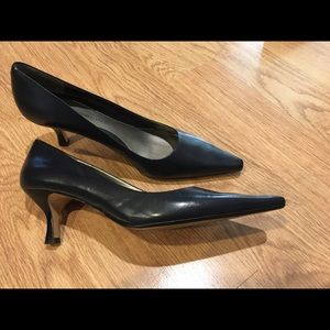 navy bandolino heels