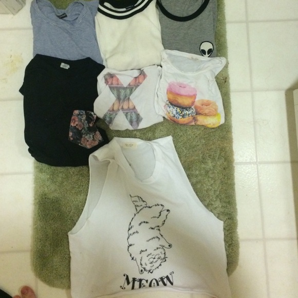 Brandy Melville tee shirt and tank top collection - Picture 3 of 4