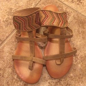 Brown ankle patterned sandals