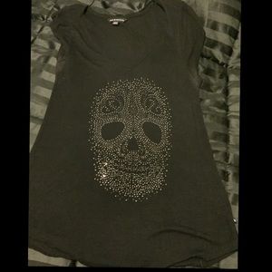 R&R rhinestone skull v-neck