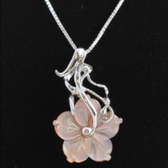 Mother of pearl and silver necklace