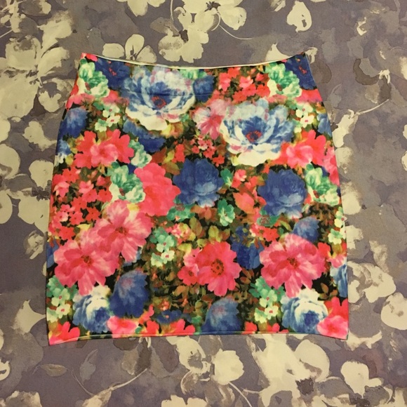 Floral mini skirt