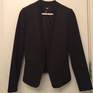 Flattering fitted blazer with subtle zigzag design