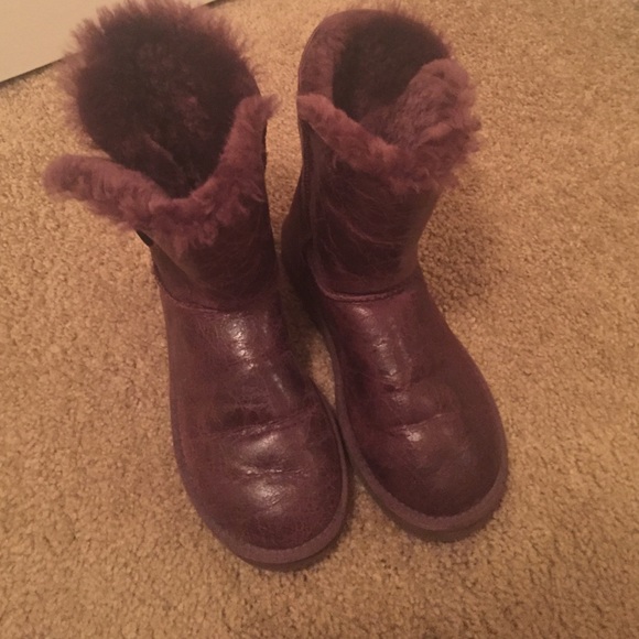 ❤️🚨dark purple uggs with side button.