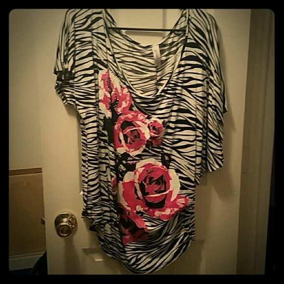 Zebra/Rose off the shoulder shirt. Size XL - Picture 1 of 1