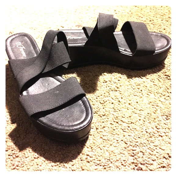 Black sandal platform