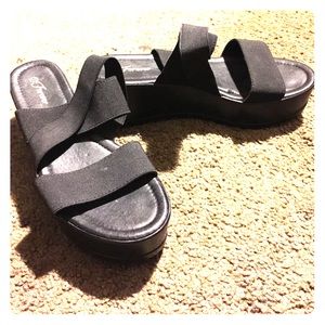 Black sandal platform