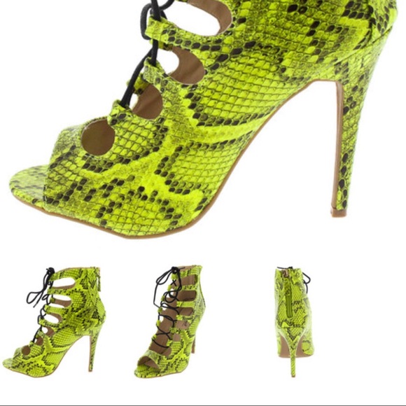 Lime Python peep toe lace up heels 😍