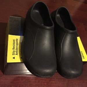 Treadsafe slip resistant footwear