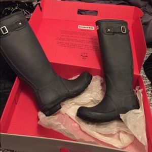 Black matte hunter boots
