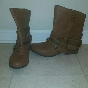 Buckle brand boots! Like new!