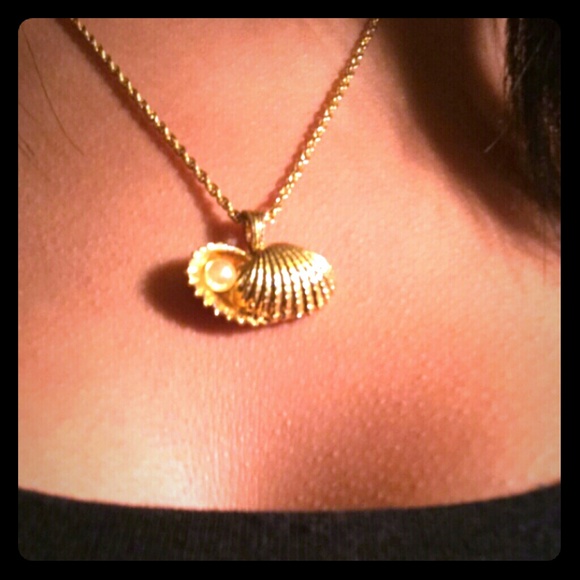 Gold clam with pearl necklace ?? - Picture 1 of 3