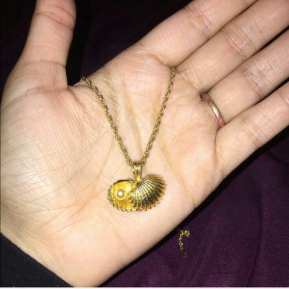 Gold clam with pearl necklace ?? - Picture 2 of 3